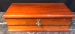 Linda caixa de madeira nobre, medindo: 21 cm x 42 cm