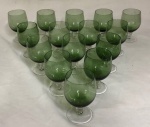 Lote contendo 15  taças de cristal verde monograma MV(no estado)
