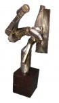 Nicolas VLAVIANOS (1929) - Escultura de ferro soltada com base de madeira, medindo: 80 cm alt. com base. x 60 m alt. sem base, x 45 cm