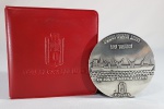 POLISH OCEAN LINES - Medalha comemorativa de 50 anos  bronze revestido com prata, No estojo original. Peso:130 gramas. Dia. 7 cm.