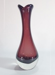 Vaso italiano em pesado vidro de Murano na cor ametista. Altura 25 cm