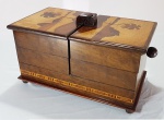 Antiga caixa porta joias em madeira nobre, tampa com paisagens do Rio em marqueterie, Abre em três estágios. Med. fechada 30 x 16 cm e medida aberta: 54 x 26 cm