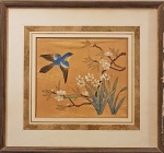 Antiga seda chinesa com pintura de pássaro e flores. Séc.XIX. Vestígios de assinatura com selô vermelho.Emoldurada. Tamanho total 30 x 30 cm