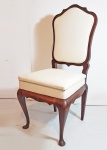 Pequena e elegante cadeira auxiliar estilo Chipandelle, anos 60, em madeira nobre e forração em couro branco. Med. 95 x 35 x 46 cm