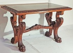 Elegante mesa Neo- Renascença em madeira nobre, pernas e pés entalhados com volutas, contravolutas, garras. Trava central. Med. 81 x 48 x 50 cm