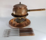 Panela para fondue em cobre martelado com rechaud e bandeja. Cabo em madeira. Acompanha 6 garfos com cabo em madeira. Medida da panela com o cabo: 33 x 16 x 16 cm.