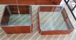 Duas mesas sendo uma mesa de centro e outra mesa lateral em madeira de lei e tampo em vidro. Med. 96 x 96 x 30 cm e 80 x 80 x 40 cm. Retirada agendada por conta do comprador, em Ipanema.
