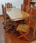 Mesa de jantar em madeira com friso em aço escovado, tampo em vidro e 6 cadeiras tipo tesoura com acento estofado. Retirada agendada por conta do comprador em Ipanema Medida da mesa: 180 x 90 x 79 cm e cadeiras: 114 x 46 x 44 cm