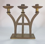 Candelabro sacro europeu para 3 velas, NEO GÓTICO, em bronze com vestígios de douração. Séc.XIX/XX. Med. 36 x 31 x 10 cm