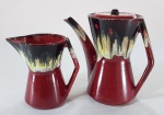 Bule e leiteira em cerâmica Art Deco vermelho. Med. 16 x 18 cm e 11 x 12 cm