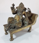 INDIA, Séc.XIX/XX - Curiosa escultura de GANESHA reclinado escrevendo os Vedas e observado por um ratinho. Med. 21 x 18 x 14 cm.