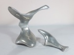 Duas esculturas em alumínio fundido repres. Pássaro e foca. Ambas assinadas e numeradas. Autor não identificado. Med. 17 x 15 x 14 cm e 12 x 4 cm.