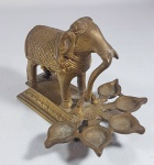 Rara lâmpada indiana em bronze. Séc.XIX/XX cinzelada no formato de elefante com pequenos compartimentos para óleo no formato de pétalas. Med. 16,5 x 12 cm.