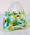 MURANO - Curioso vaso no formato de bolsa em vidro italiano em cores  variadas. Alças repuxadas. Etiqueta de importação na base. Med. 15 x 15 x 07 cm
