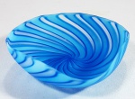 FORMENTELLO ELI Vetri D´Arte - Pequeno bow em pasta de vidro com listras azuis em dois tons em movimentos espiralados. Bordas levemente chanfradas. Med. 9 x 9 cm