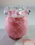 CHARLES MEAKER (1946 - 2011) - Pequeno e delicado vaso no formato de tulipa, em pasta de vidro transparente com manchas no tom rosa claro. ASSINADO no fundo. Bordas recortadas e gomadas. Med 09 x 07 cm. Cotação internacional --------> VIDE      https://www.woolleyandwallis.co.uk/Lot/?sale=DA011210&lot=589&id=188686  e  http://antikes-glas.de/en/black-vase-with-color-inclusions-charlie-meaker-p-870.html