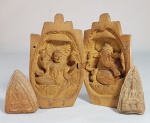 TIBET - Oratório de viagem Mão de buda com VIxnu e Ganesha e dois amuletos em terracota.