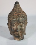 Antiga cabeça de Buda em bronze. Peça para estudo. Med. 10 x 06 cm.