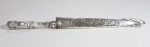 FACA GAUCHA - CORNETA - Antiga faca em metal branco, bainha com detalhado cinzelado de pampas gaúchos, lâmina em aço inox. Med. 31 cm