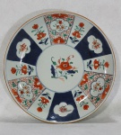 Prato fundo em porcelana japonesa IMARI - Séc.XVIII/ XIX. Med. 23 cm.