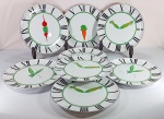 Conjunto com 8 pratos em porcelana japonesa contemporânea, numerados, representando relógio com ponteiros de legumes variados. Peças curiosas e muito decorativos. Med. 26,5 cm