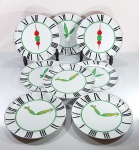 Conjunto com 8 pratos em porcelana japonesa contemporânea, numerados, representando relógio com ponteiros de legumes variados. Peças curiosas e muito decorativos. Med. 26,5 cm