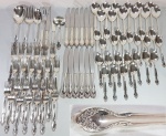 W.M.ROGERS - Faqueiro inglês em silver plate com 79 peças, sendo: 7 peças para servir, 12 garfos grandes, 12 facas grandes, 12 colheres grandes, 24 colheres de sobremesa e 12 garfos de sobremesa. Em perfeito estado.