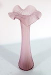 Elegante vaso Art Noveau em em vidro fosco lilás, no formato de flor de Antúrio. Bojo canelado, bordas onduladas. Med. 28 cm.