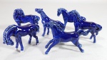 Lote com 6 cavalos em miniaturas de porcelana chinesa repres. cavalos.