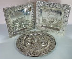 3 bandejas judaicas em metal espessurado a prata, cinzeladas em relevo com motivos fitomórficos e tradicionais. Med 31 x 31 cm , 29 x 29 cm e 34 cm