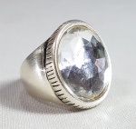 pesado anel em prata de lei com acrílico facetado e espelhado. Aro 18.