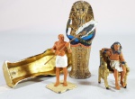 Colecionismo - 3 miniaturas em chumbo com banho em ouro e policromia sendo Rei Tuth-ank-amun, escravo com abanador e um sarcófago.