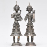 Duas esculturas em prata de lei representando primitivas figuras femininas com instrumentos musicais. Medindo 22,5 cm. Peso 400 g.