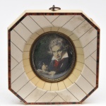Miniatura com pintura sobre marfinite, retratando Bethoven. Emoldurado em placas de marfinite com filete em tartaruga, medindo 12 x 11 cm.