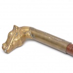 Bengala com castão em forma de cavalo, em bronze, medindo 94 cm de comprimento.