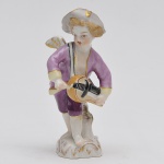 Bela escultura representando "Cupido Musicista" em porcelana européia do séc. XIX, ricamente policromado. Med.: 11 cm