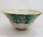 Consomê em porcelana chinesa do séc. XIX, bojo ricamente policromado com flores e folhas, marcada no verso. Med.: 5 x 10,3 cm.