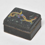 Caixa em cloisonné reproduzindo dragão, China, séc. XX. Med.: 9 x 4 x 8 cm.