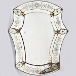 Antigo espelho veneziano ricamente decorado medindo 82 x 70 cm. Desgastes do tempo.