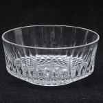 Bowl em cristal translúcido francês com rico trabalho de lapidação. Med.: 9 x 20 cm.