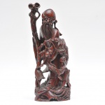 Escultura  chinesa esculpida na madeira, representando ancião com cajado, ave de rapina e figura de criança. Altura 36 cm.