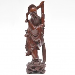 Escultura  chinesa oriental esculpida na madeira, representando monge. Altura 27 cm.