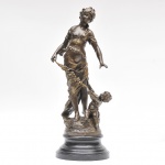 L & F MOUREAU (XIX/XX), belíssima estatueta retratando jovem com flores em petit bronze. Peça assinada e com selo de fundição. Base em madeira. Medida total: 48 cm