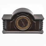 Relógio Carrilhão de mesa, anos 1940 / 50, madeira nobre. Necessita regulagem, com chave. Med.: 29 x 50 x 15 cm.