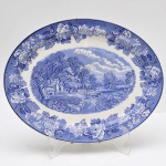 Grande travessa em porcelana inglesa, padrão "FAZENDINHA" nas cores azul e branca. Marca no verso da fábrica "Wood & Sons - England". Med.: 42 x 33 cm.