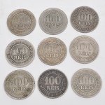 Lote composto de nove moedas brasileiras do século XIX, de 100 Réis, contendo: 1 moeda de 1871; 3 moedas de 1885; 3 moedas de 1889; 1 moeda de 1894 e 1 com ano ilegível.
