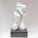 OLSSON, Lorenza - Escultura representando "Casal", nú artístico,trabalhado em mármore carrara. Assinada. Medindo44 cm de altura x 20 cm de largura x 15 cm de profundidade. Base em mármore negro, medindo 10 cm de altura x 19 cm de largura x 25 cm de comprimento. Altura total 54 cm.
