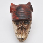 Rara e antiga máscara africana com policromia , medindo 11 x 23 x 14 cm.