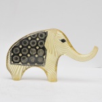 PALATINIK- Escultura em resina representando elefante holográfico. Medindo 15 x 26 cm.