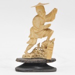 Escultura chinesa esculpida em marfim representando pescador. Falta a vara e parte do chapéu.